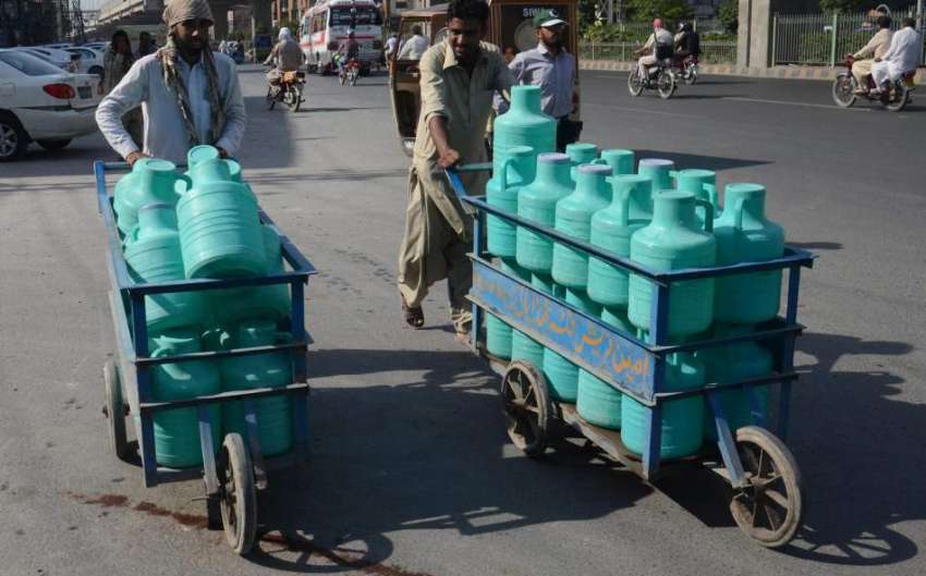 لاہور: گرمی میں اضافہ اور لوڈ شیڈنگ کے باعث محنت کش پانی ..