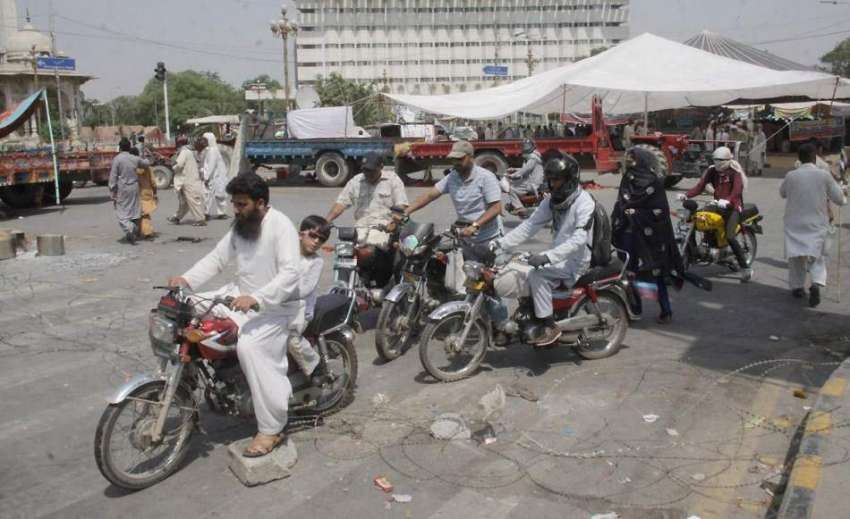 لاہور: مال روڈ پر احتجاج کے دوران راستہ بند ہونے پر موٹر ..