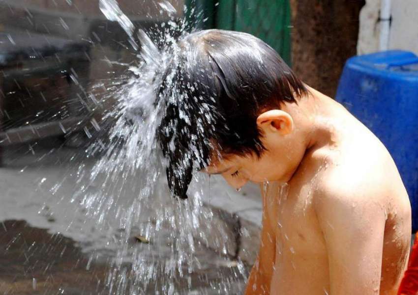 راولپنڈی: ایک بچہ گرمی کی شدت کم کرنے کے لیے سر پر پانی ڈال ..