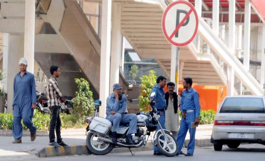 راولپنڈی: نو پارکنگ ایریا میں ٹریفک وارڈن موٹر سائیکل کھڑی ..