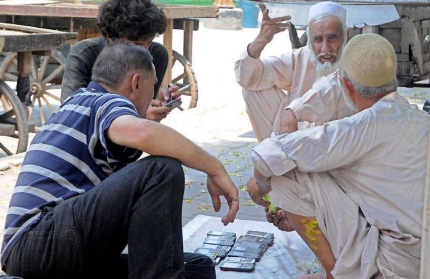 راولپنڈی: کمیٹی چوک ہفتہ وار اتوار بازار میں شہری پرانے ..