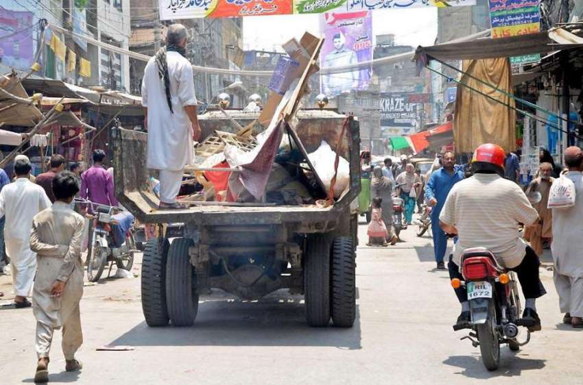 راولپنڈی: ٹی ایم اے اہلکار شہر میں لگے غیر قانونی بورڈ اکھاڑ ..