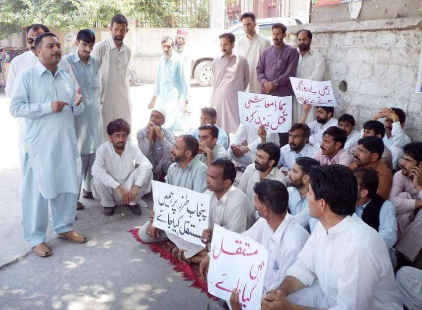 مظفر آباد: ٹیوٹا ملازمین مطالبات کے حق میں احتجاج کر رہے ..