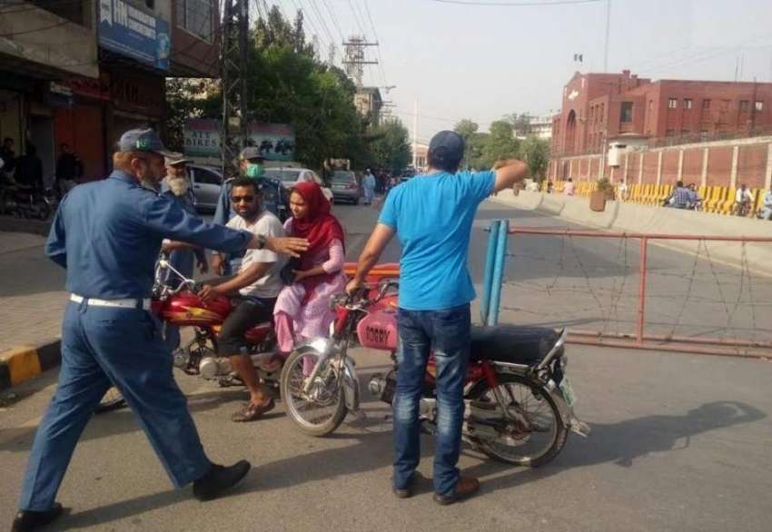 لاہور: چیف ٹریفک آفیسر کی ہدایت پر مال روڈ پر احتجاج کے دوران ..