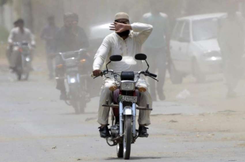 لاہور: سخت گرمی پڑنے کے بعد گرد آلود ہوائیں چل رہی ہیں۔