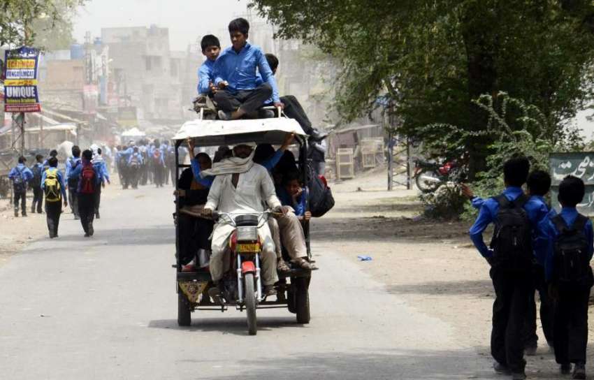 لاہور: سکول کے بچے خطرناک طریقے سے رکشہ کی چھت پر سفر کر رہے ..