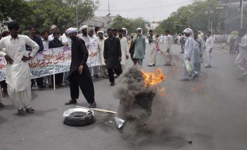 لاہور: مال روڈ پر کسان اتحاد کے زیراہتمام مظاہرین ٹائروں ..