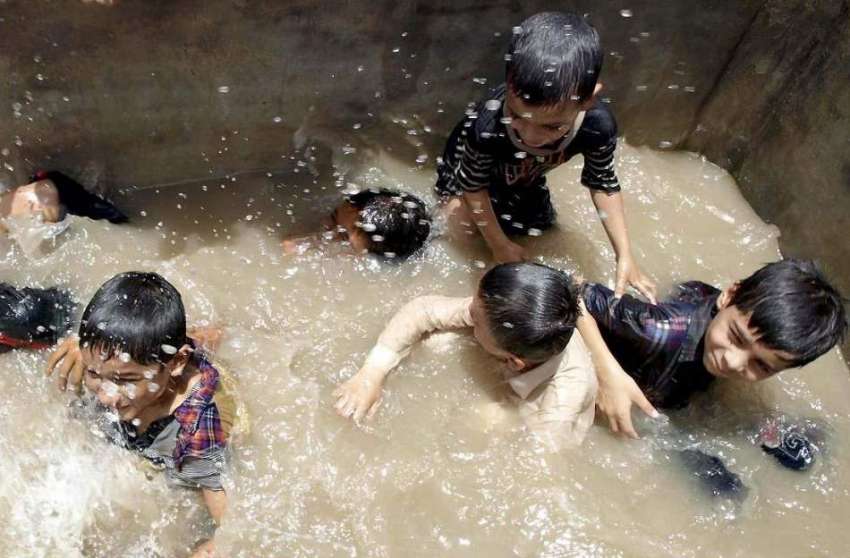 حیدر آباد: گرمی کی شدت کم کرنے کے لیے بچے ایک تالاب میں نہا ..