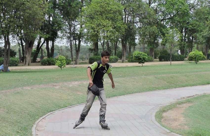 لاہور:جیلانی پارک میں ایک نوجوان ٹریک پر اسکیٹنگ کا مظاہرہ ..