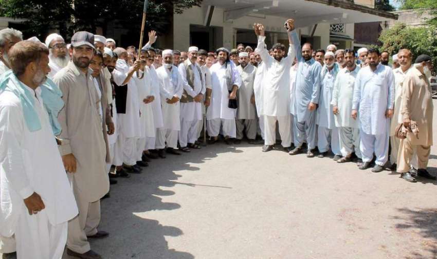 ایبٹ آباد: اہلیان دہمتوڑ فنڈز کی بندش کے خلاف ضلع ناظم کے ..