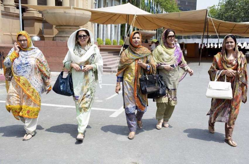 لاہور: خواتین ارکان پنجاب اسمبلی اجلاس میں شرکت کے بعد واپس ..