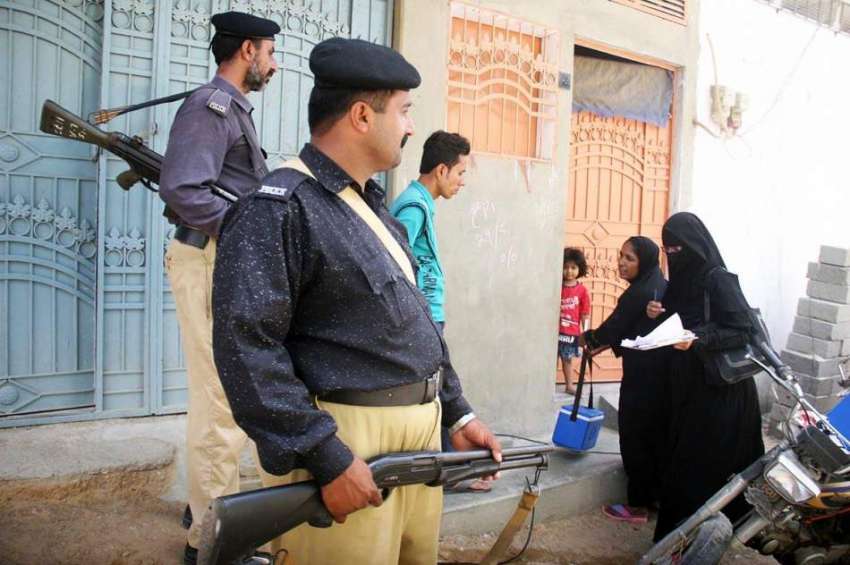 کراچی: پولیو ٹیم انتہائی سیکیورٹی میں گھر گھر جا کر بچوں ..