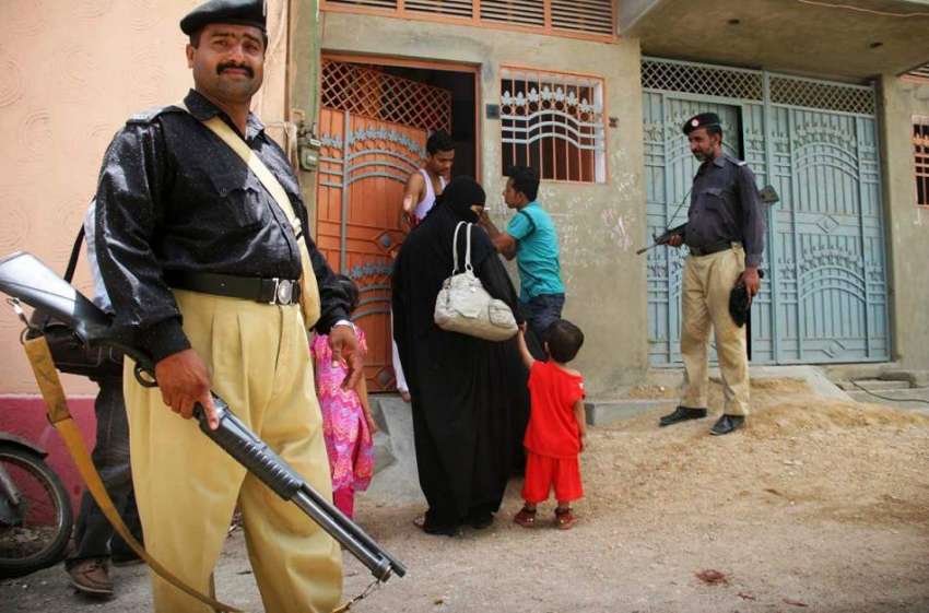 کراچی: لیڈی ہیلتھ ورکر پولیس کی نگرانی میں بچوں کو پولیوں ..
