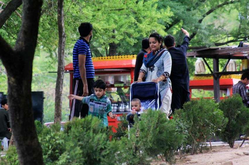 اسلام آباد: مقامی پارک میں شہری خوشگوار موسم سے لطف اندوز ..