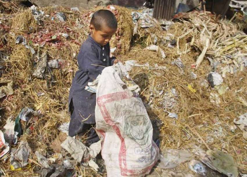 لاہور: ایک کمسن بچہ کوڑے کے ڈھیر سے کار آمد اشیاء تلاش کر ..