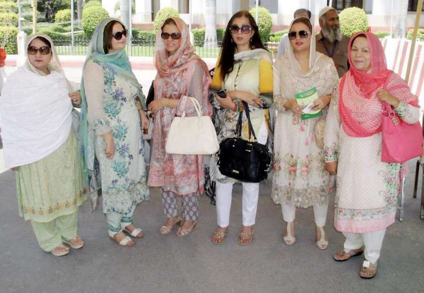 لاہور: پنجاب اسمبلی میں خواتین اراکین کا اجلاس کے بعد گروپ ..