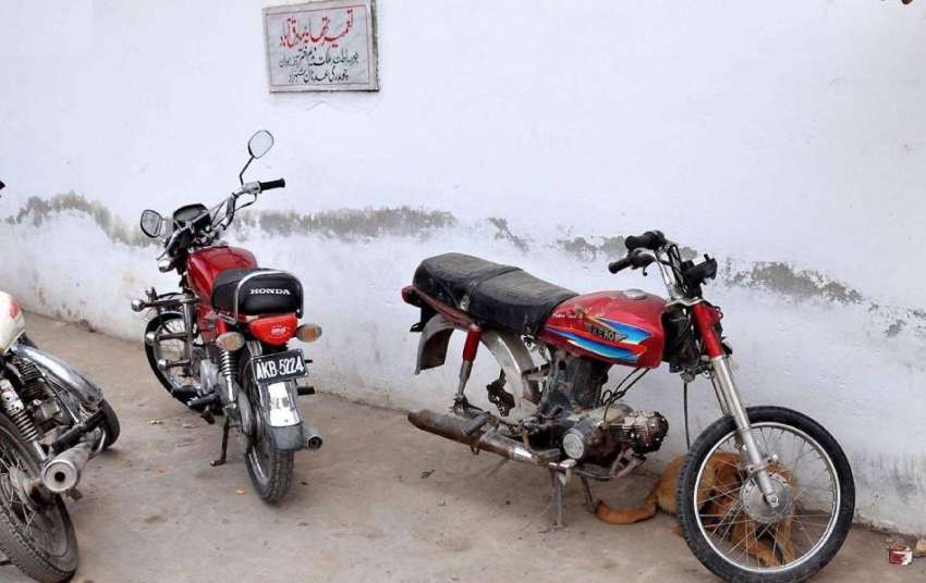 راولپنڈی: تھانہ صادق آباد میں کھڑے ایک موٹر سائیکل کا ٹائر ..