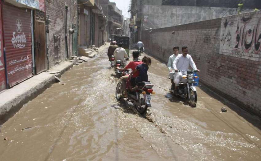 لاہور: شوالہ چوک گندی بیئی کے قریب آبادی میں گزشتہ کئی روز ..