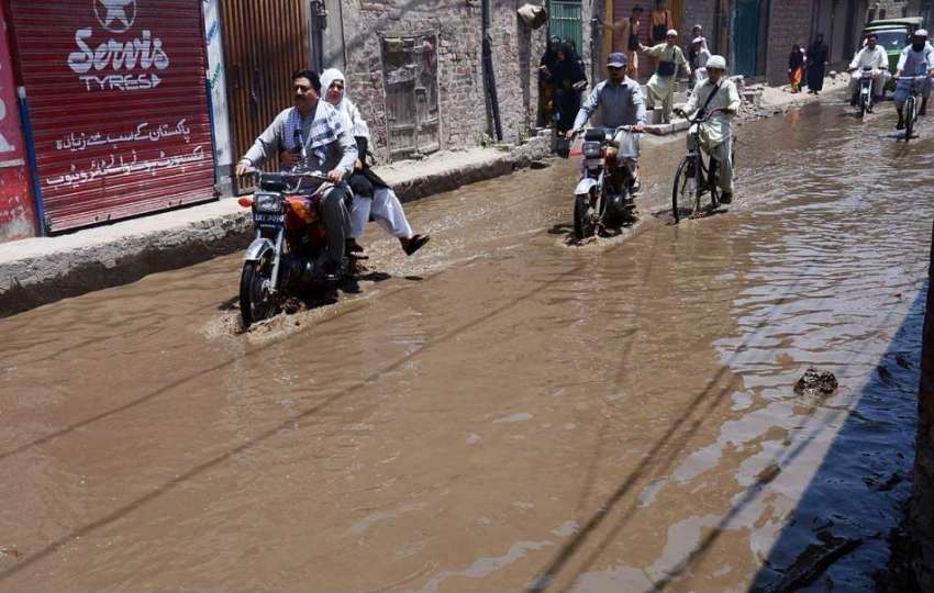 لاہور: چائنہ سکیم میں سیوریج کا پانی تالاب کا منظر پیش کر ..