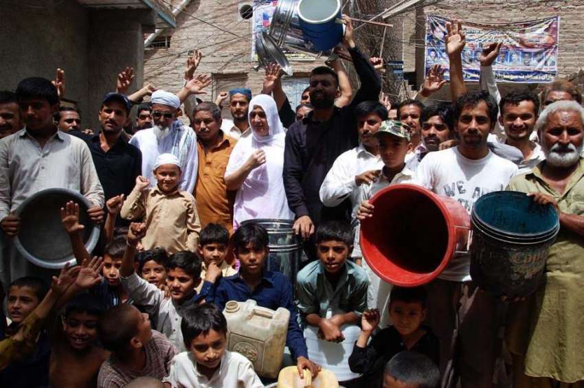 سکھر: مقامی شہری بجلی اور پانی کی لوڈ شیڈنگ کے خلاف احتجاج ..
