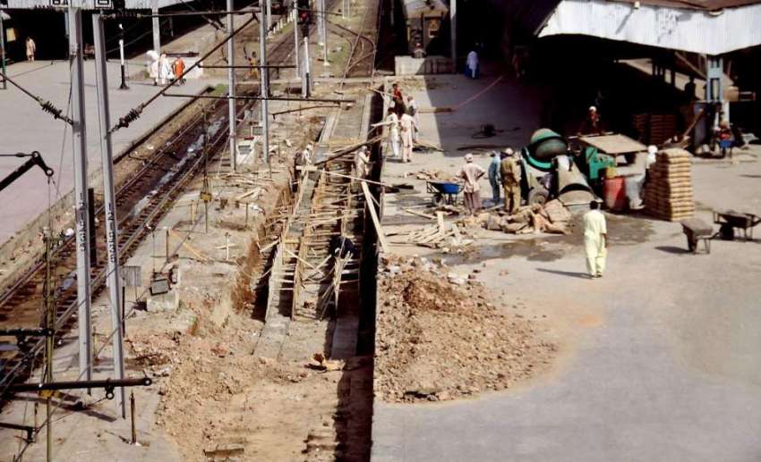 لاہور: ریلوے اسٹیشن پلیٹ فارم 6پر مزدور ٹریک کی مرمت کر رہے ..