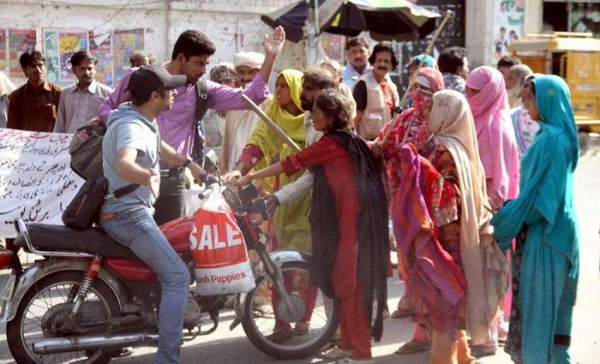 لاہور: منڈی وار برٹن کے رہائشیوں نے مقامی پولیس کے خلاف احتجاج ..