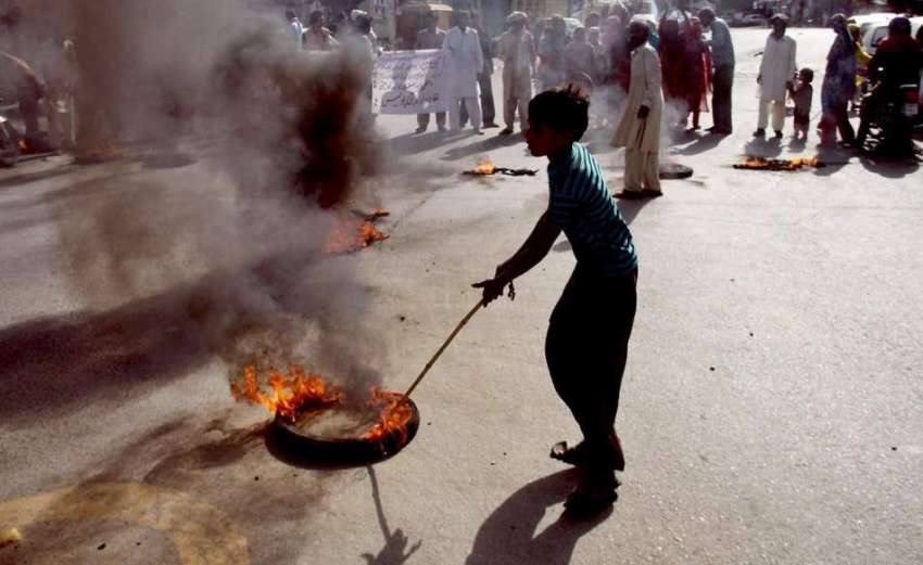 لاہور: منڈی وار برٹن کے رہائشی مقامی پولیس کے خلاف ٹائر جلا ..