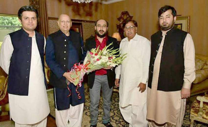 لاہور: تحریک انصاف کے رہنما چوہدری محمد سرور پارٹی رہنماؤں ..
