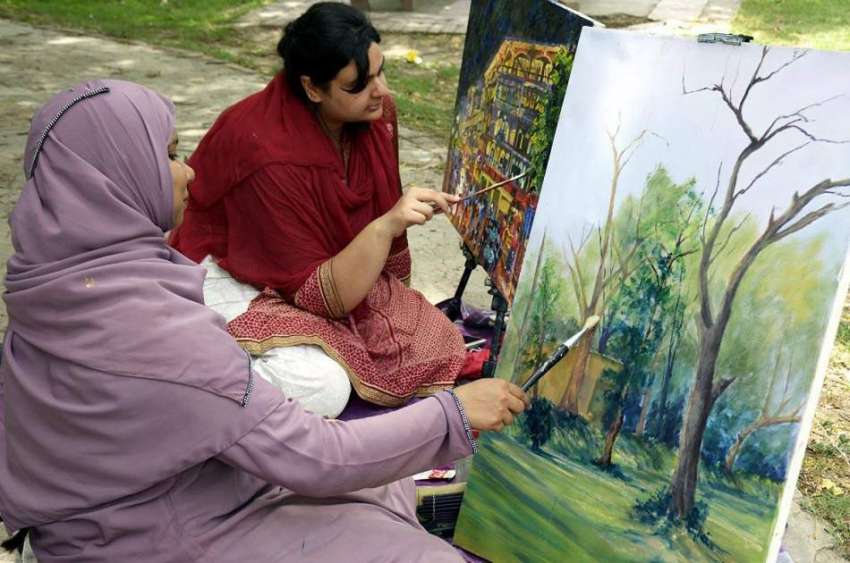 لاہور: طالبات باغ جناح میں پینٹنگ بنانے میں مصروف ہیں۔