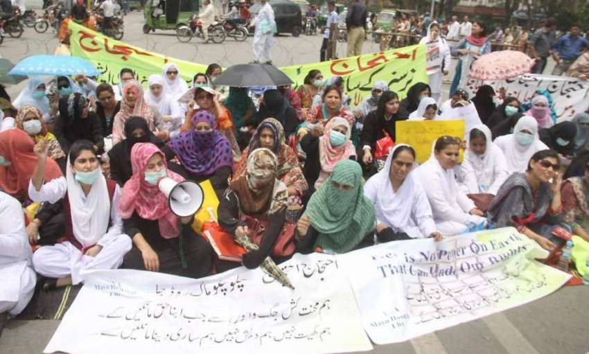 لاہور: ینگ نرسز مال روڈ پر اپنے مطالبات کے حق میں دھرنا دیئے ..