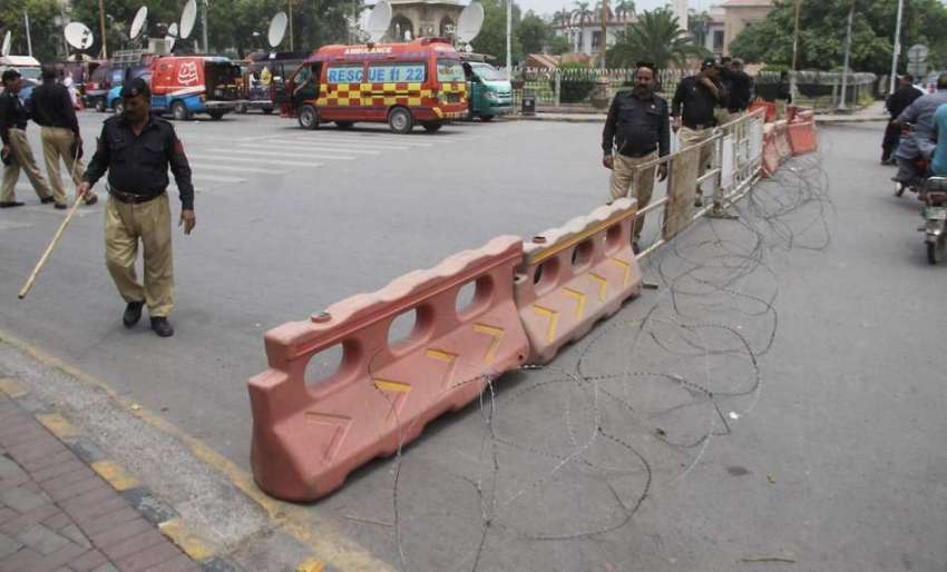 لاہور:پولیس نے ینگ نرسز کے احتجاج کے باعث مال روڈ کو رکاوٹیں ..