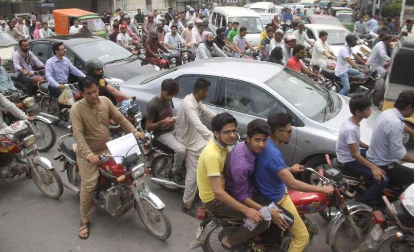 لاہور: ینگ نرسز کے احتجاج کے باعث مال روڈ پر بے ہنگم ٹریفک ..