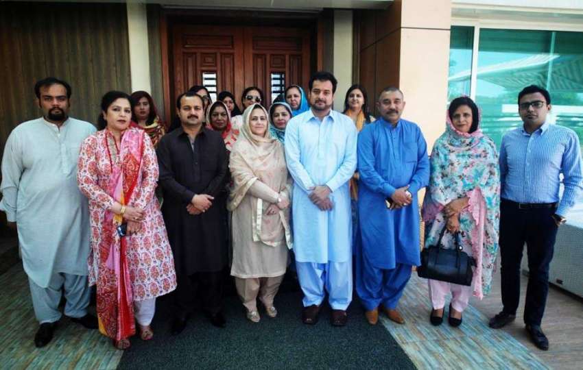 راولپنڈی: پی ٹی آئی خواتین ونگ کے اجلاس کے موقع پر گروپ فوٹو۔