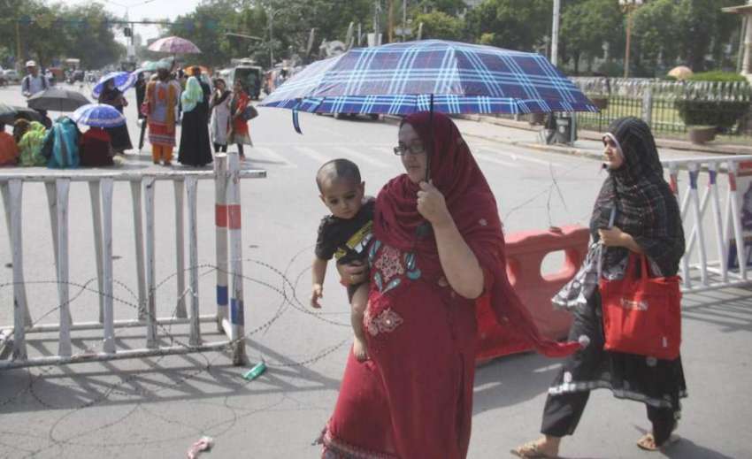 لاہور: ینگ نرسز کے احتجاج کے باعث مال روڈ بند ہونے پر راہگیر ..