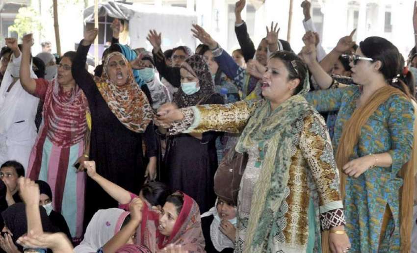 لاہور: ینگ نرسز اپنے مطالبات کے حق میں تیسرے روز مال روڈ ..