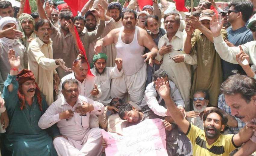 لاہور: ریل مزدور اتحاد کے زیر اہتمام ملازمین اپنے مطالبات ..