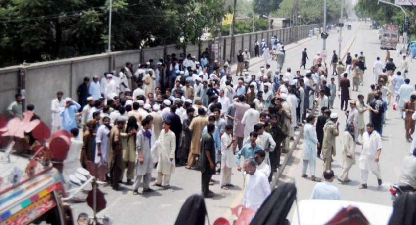 پشاور: آل پاکستان ٹرانسپورٹرایسوسی ایشن کے زیر اہتمام مظاہرین ..