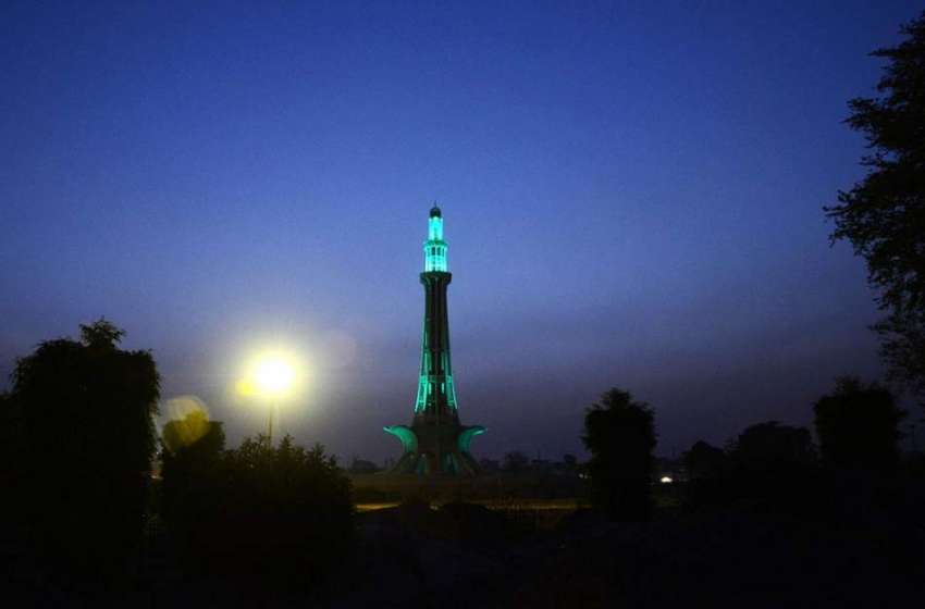 لاہور: رات کے وقت مینار پاکستان کا خوبصورت منظر۔