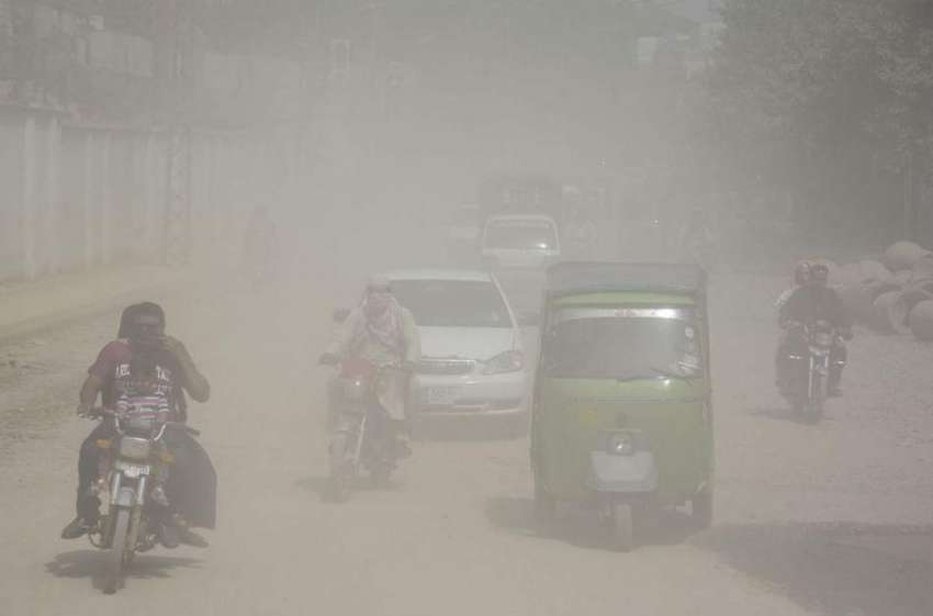 لاہور: صوبائی دارالحکومت میں تیز آندھی اور گرد آلود موسم۔