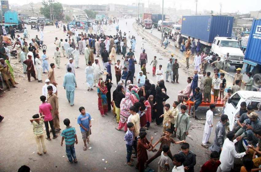 کراچی: بجلی کی غیر اعلانیہ لوڈ شیڈنگ کے کے خلاف لیاری کے ..