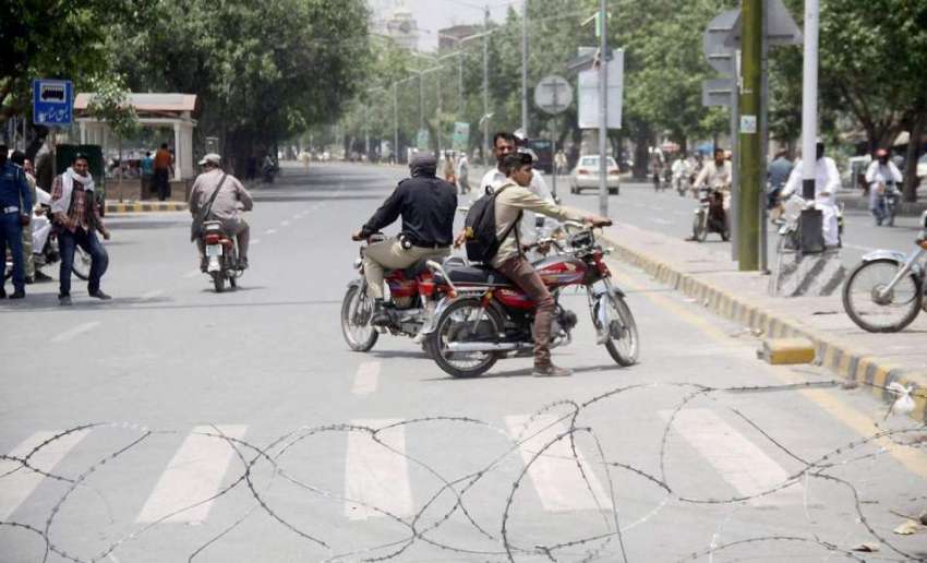 لاہور: ینگ نرسز کے احتجاج کے باعث مال روڈ کو خار دار تاریں ..