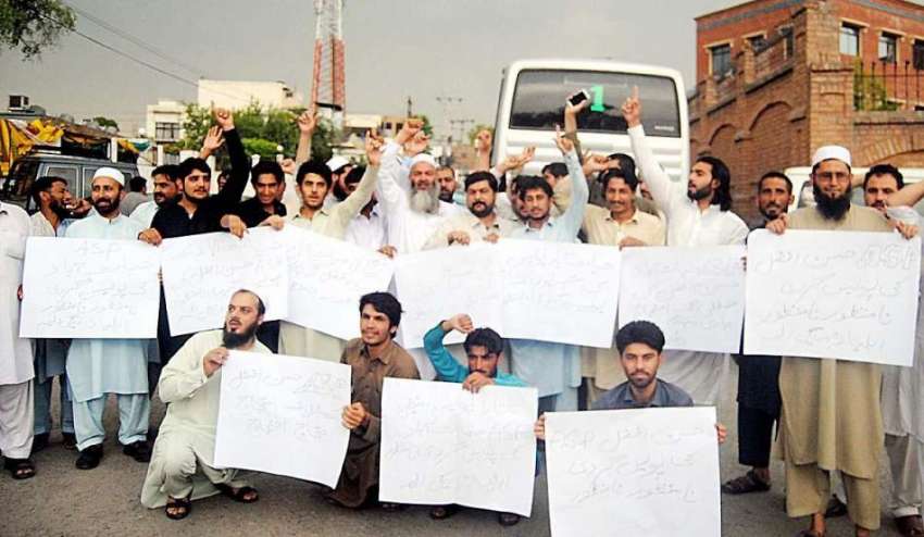 پشاور: ریگی للمہ کے رہائشی حیات آباد پولیس کے خلاف احتجاج ..
