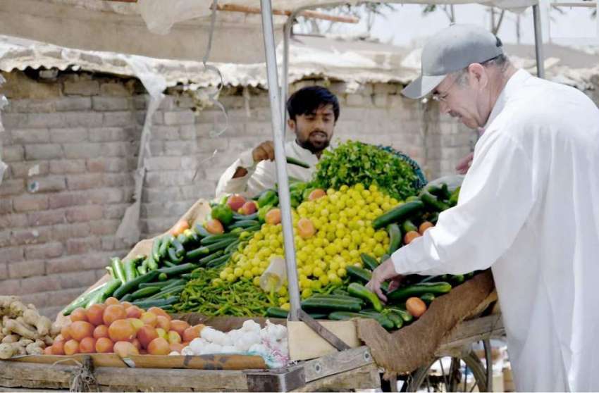 کوئٹہ: جوائنٹ روڈ پر ایک شہری سبزی خریدنے می مصروف ہے۔