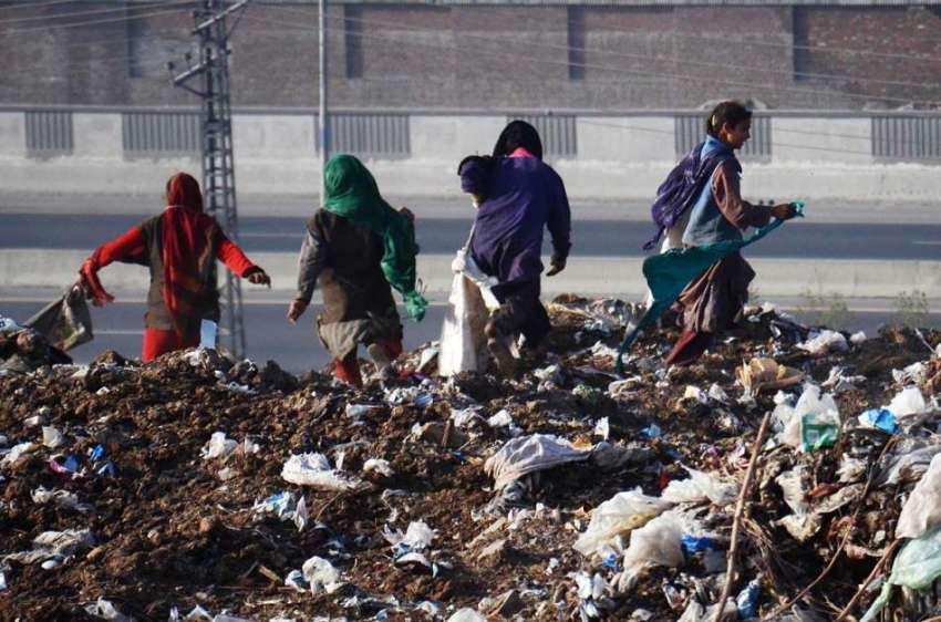 لاہور: ماحولیات کے عالمی دن کے موقع پر افغان خواتین کچرے ..