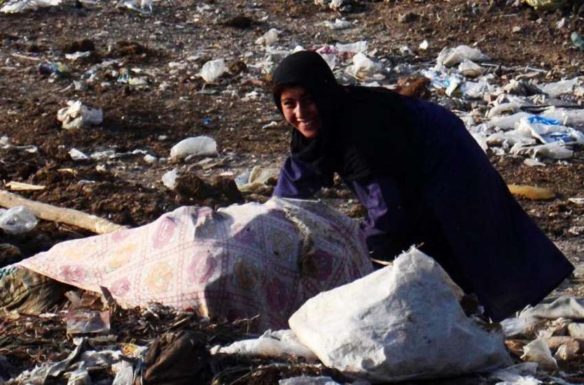 لاہور: ماحولیات کے عالمی دن کے موقع پر افغان لڑکی کچرے کے ..