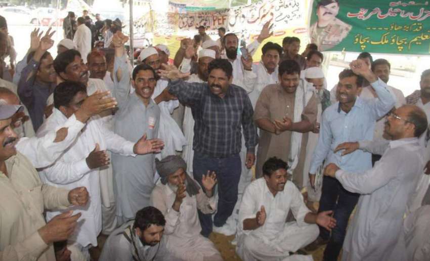 لاہور: پنجاب ٹیچرز یونین کے زیر اہتمام مال روڈ پر دھرنا دیئے ..