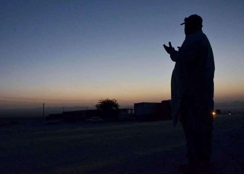 کوئٹہ: ایک شہری رمضان المبارک کے پہلے روز چاند دیکھ کر دعا ..