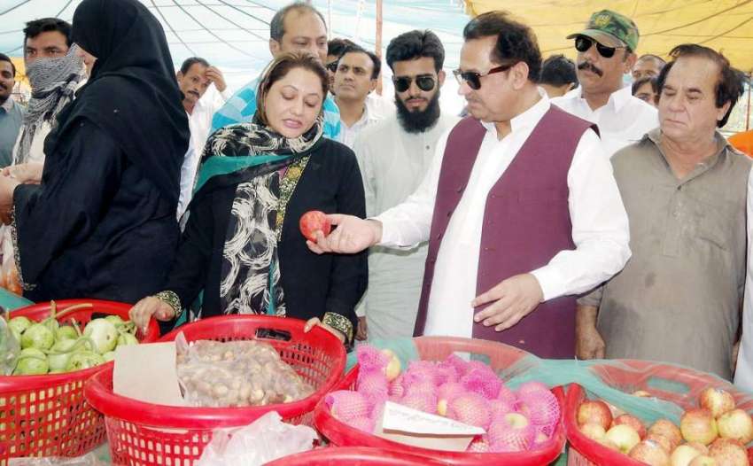 لاہور: صوبائی وزیر خوراک ڈاکٹر فرخ جاوید صارفین سے پھلوں ..