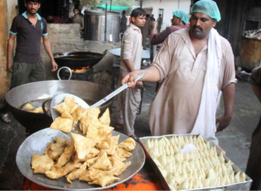 لاہور: رمضان المبارک کی پہلی افطاری کے لیے حلوائی سموسے ..