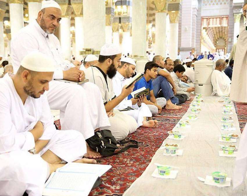 مکہ مکرمہ: مسجد نبوی کے اندرونی ہال میں افطاری کا انتظام ..